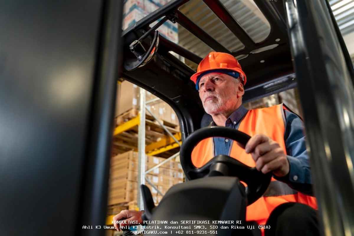 Bahaya Laten di Balik Forklift: Mengapa Operator Forklift Wajib Sertifikasi Bahaya Laten di Balik Forklift: Mengapa Operator Forklift Wajib Sertifikasi