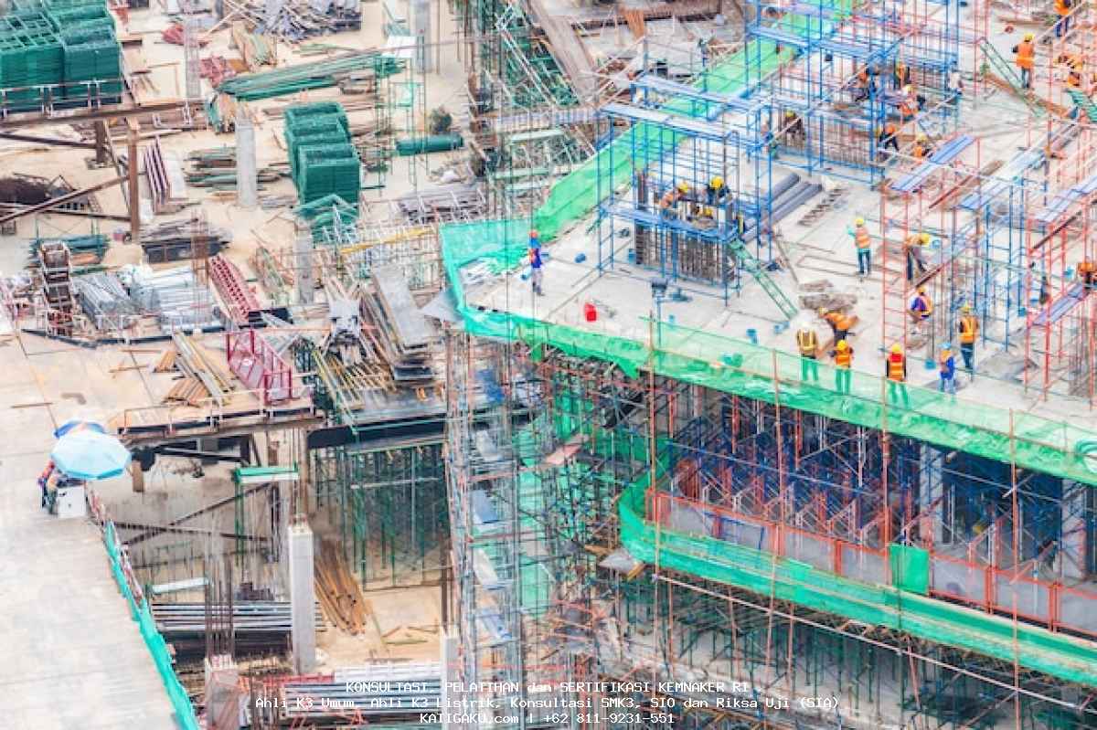 Hoist Crane vs Overhead Crane: Beda Jenis, Beda Aturan & Risiko di Lapangan! Hoist Crane vs Overhead Crane: Beda Jenis, Beda Aturan & Risiko di Lapangan!