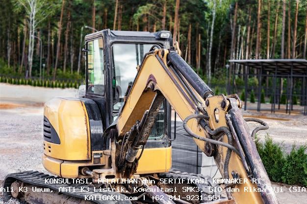 Panduan Perawatan Excavator Besar dan Regulasi K3 Alat Berat perawatan excavator besar