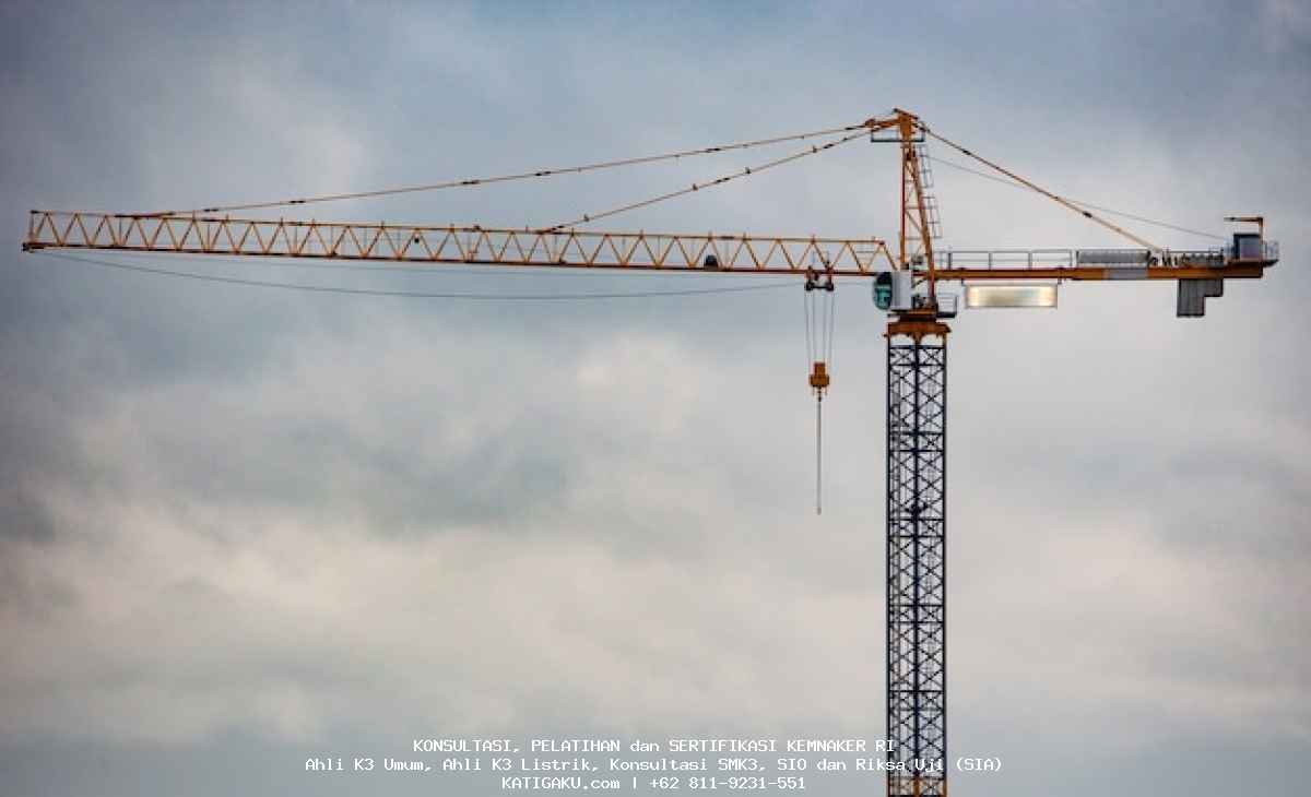 Panduan Wajib Sertifikasi Kemnaker: SIA, Riksa Uji, dan Kepatuhan Pesawat Angkat Angkut sertifikasi kemnaker